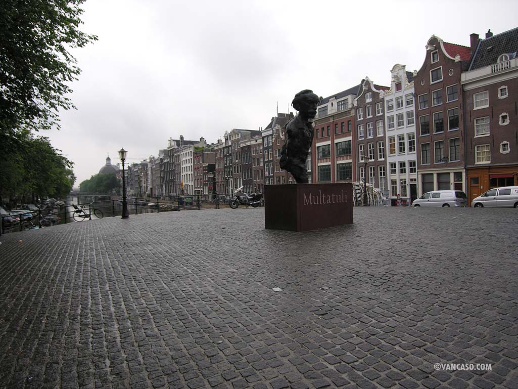 Multatuli statue