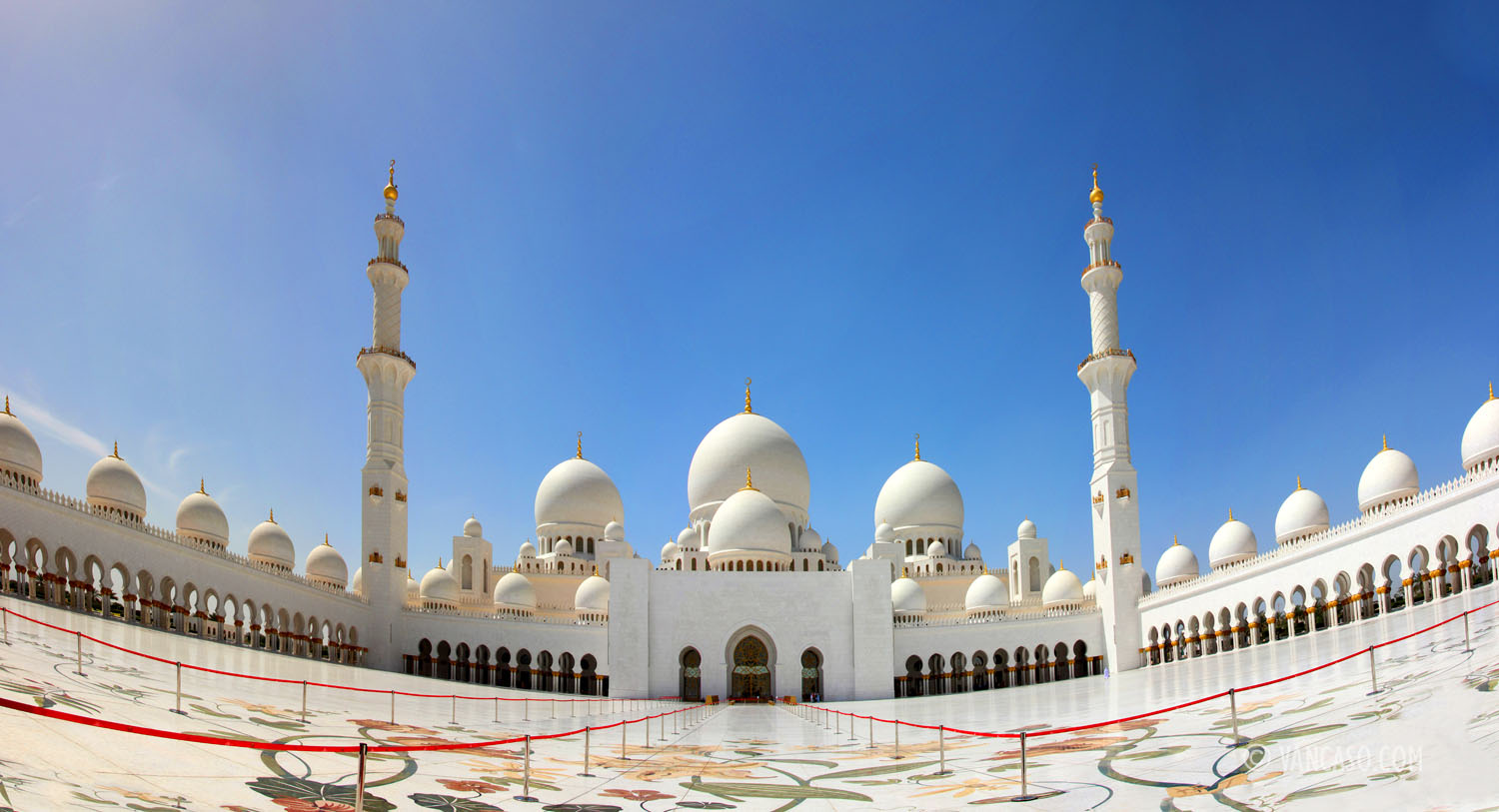 Sheikh Zayed Grand Mosque in Abu Dhabi, photo by Vange